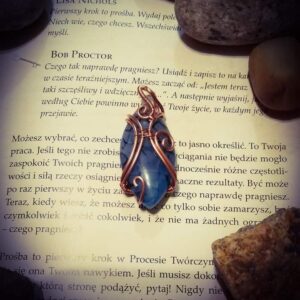 Wisiorek miedziany z agatem wire wrapping Dragon blue