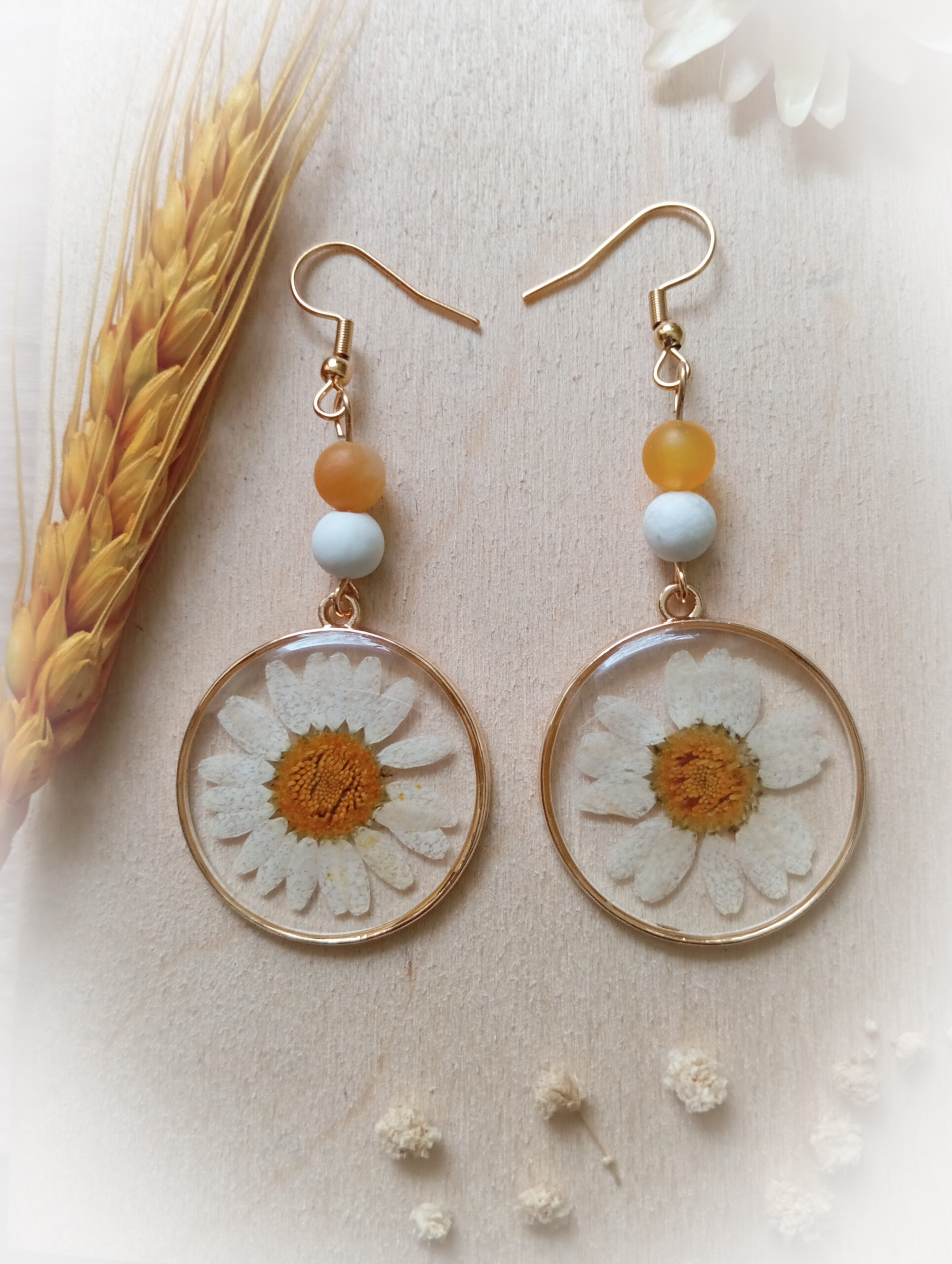 Kolczyki z rumiankiem w żywicy i kamieniami Flower collection Golden Chamomile - obrazek 2