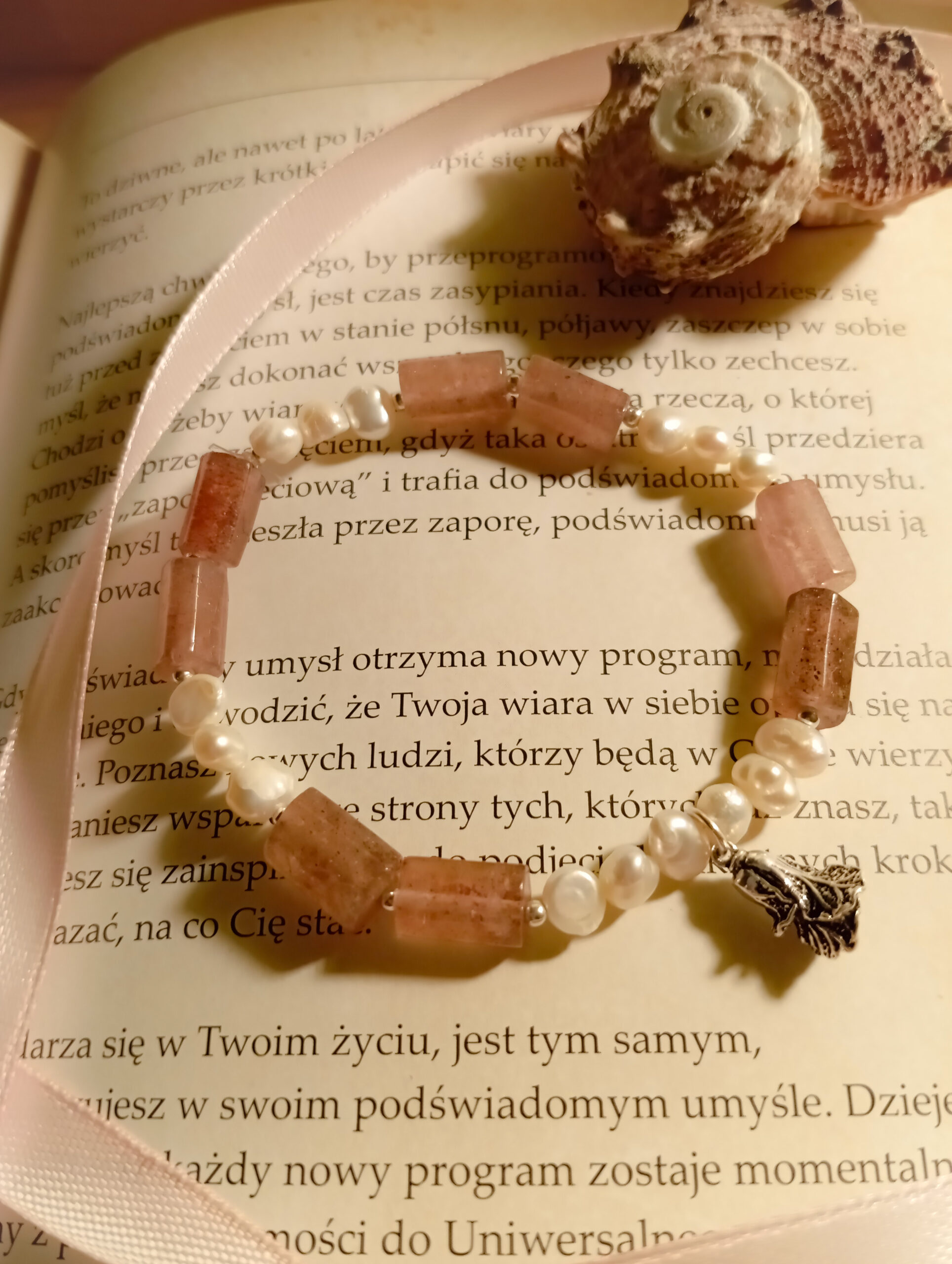 Bransoletka z perłą, kwarcem truskawkowym i srebrną różą "Romance"