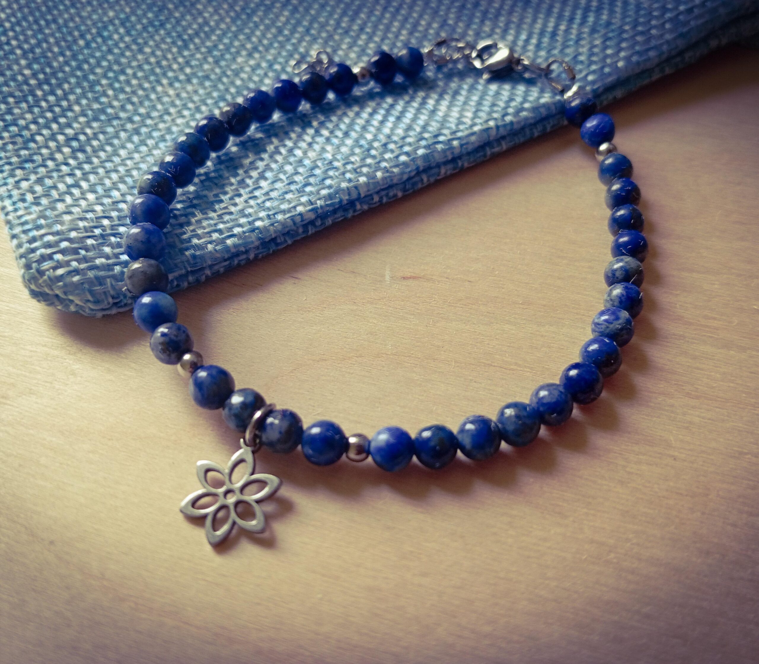 Bransoletka z lapis lazuli "Azure Bloom"